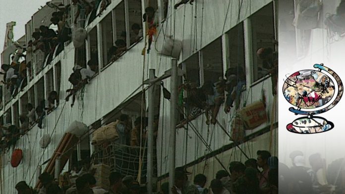 难民抢着登上离开安汶的轮船